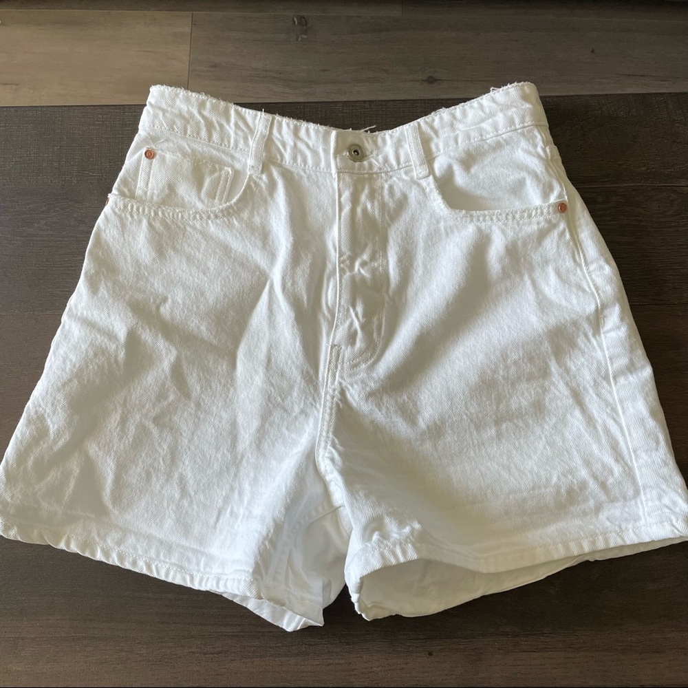 Zara || White || Size: 8 || Mom shorts